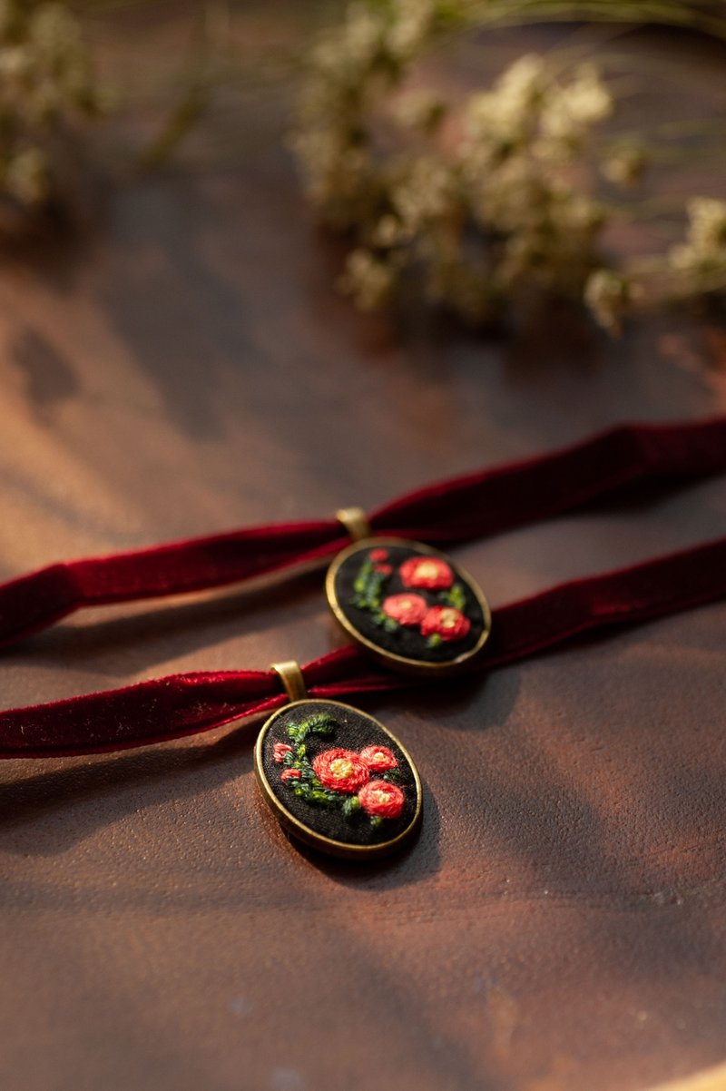 复古刺绣颈链| 4月诞生花 山茶花 - 项链 - 其他金属 