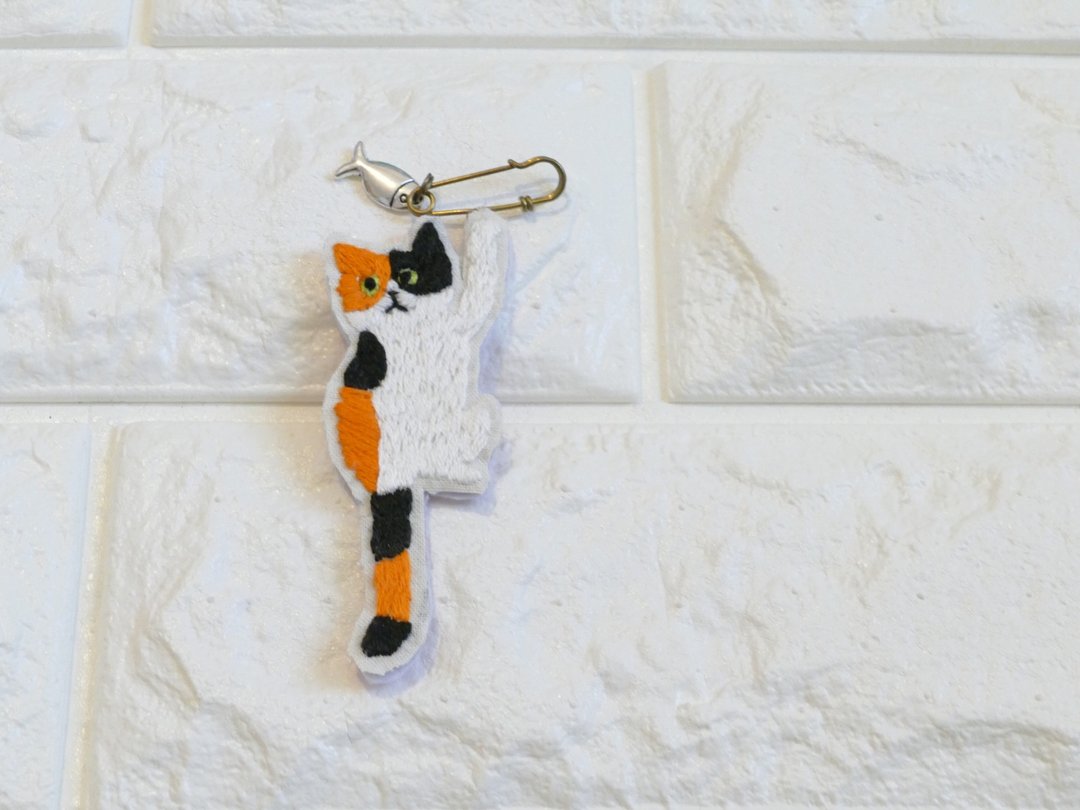 Embroidery brooch calico cat and fish - 胸针 - 棉．麻 橘色