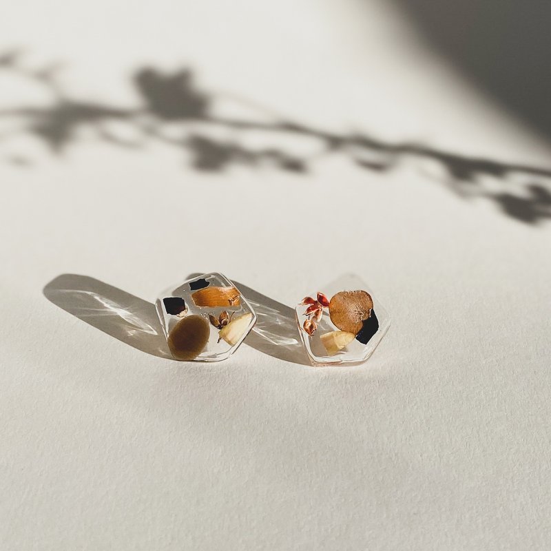 paint 08-几何干花设计感花粒耳环 - 耳环/耳夹 - 树脂 黑色