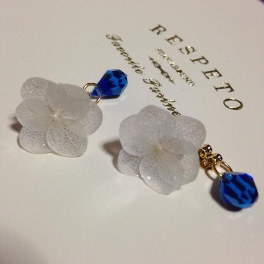 * Off White * Hydrangea's Unicycle Earrings - 耳环/耳夹 - 植物．花 白色
