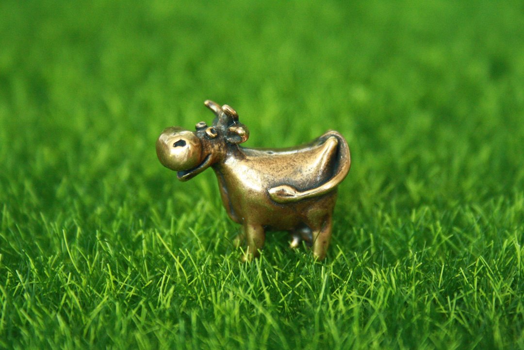 Cow, bull - miniature statue of bronze, metal figurine - 摆饰 - 铜/黄铜 