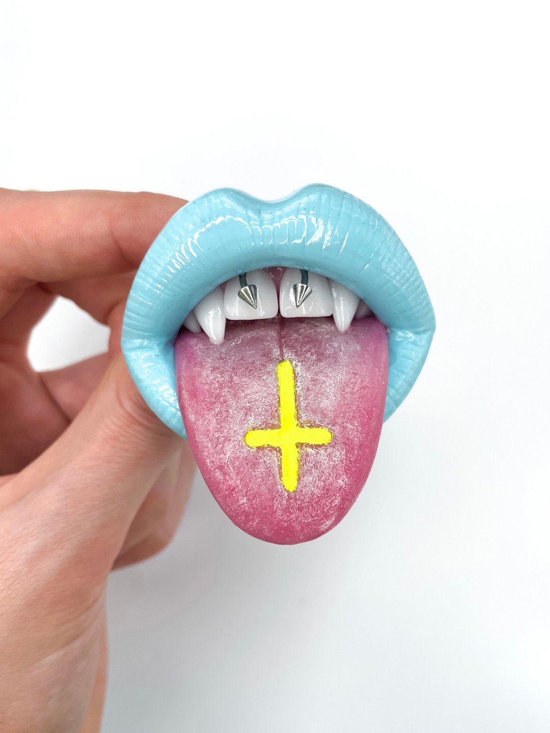 Blue lips brooch with an upside down cross. - 胸针 - 粘土 