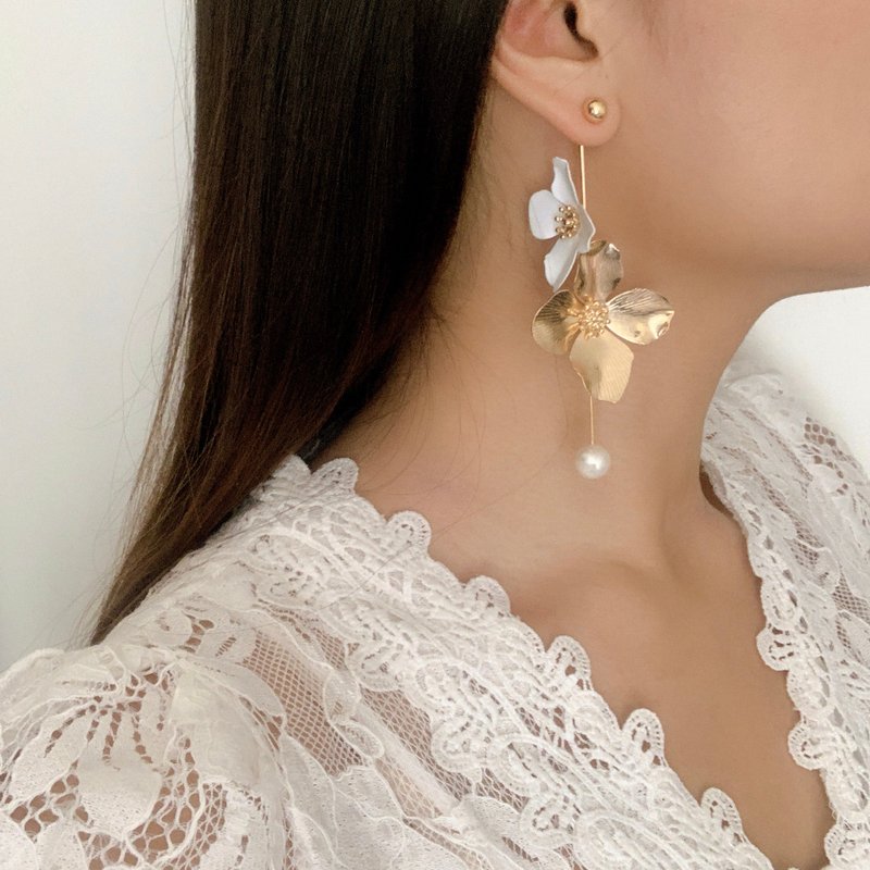 ALYSSA & JAMES 亮金雾白花天然珍珠耳环 925银针 - 耳环/耳夹 - 其他金属 金色