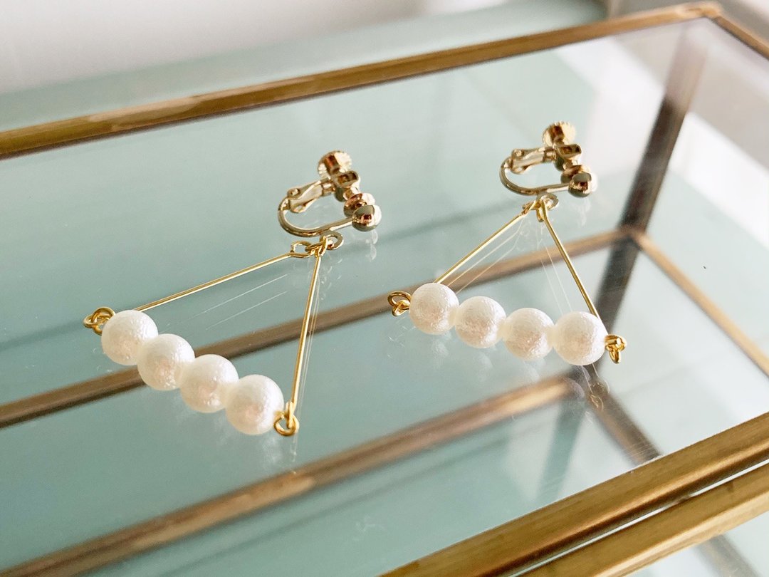 Shaking triangle, quadruple pearl beads, earrings / Clip-On - 耳环/耳夹 - 塑料 白色