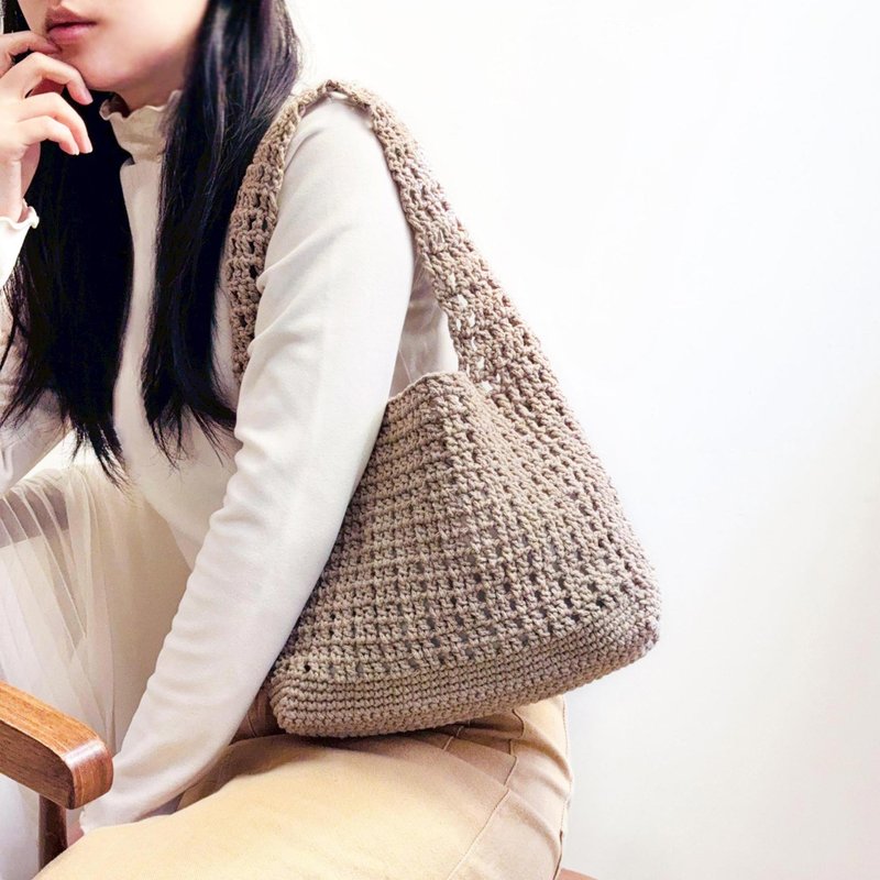 柔织雾感宽肩背包 / 多色可选 台湾手工原创钩针编织包包手提袋 - 侧背包/斜挎包 - 棉．麻 卡其色