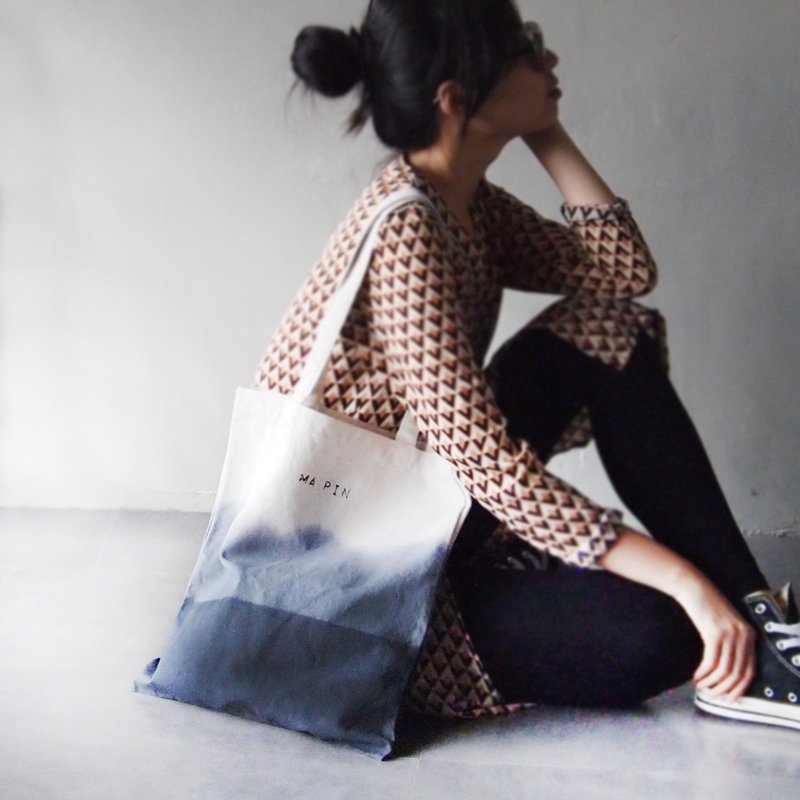 三代新托特  黑灰渐层染 短背带  手染帆布袋托特包 - 侧背包/斜挎包 - 棉．麻 黑色