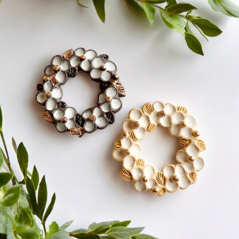 陶瓷胸针 迷你花冠 - 胸针 - 陶 白色