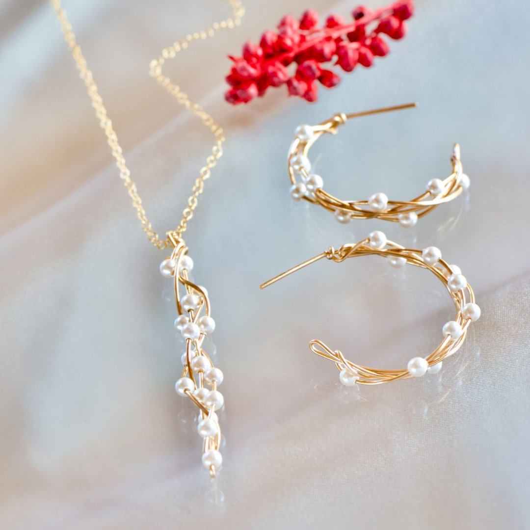 [Made to order] 14kgf Swarovski Pearl Twist Pierced Earrings & Necklace Set - 耳环/耳夹 - 其他金属 金色