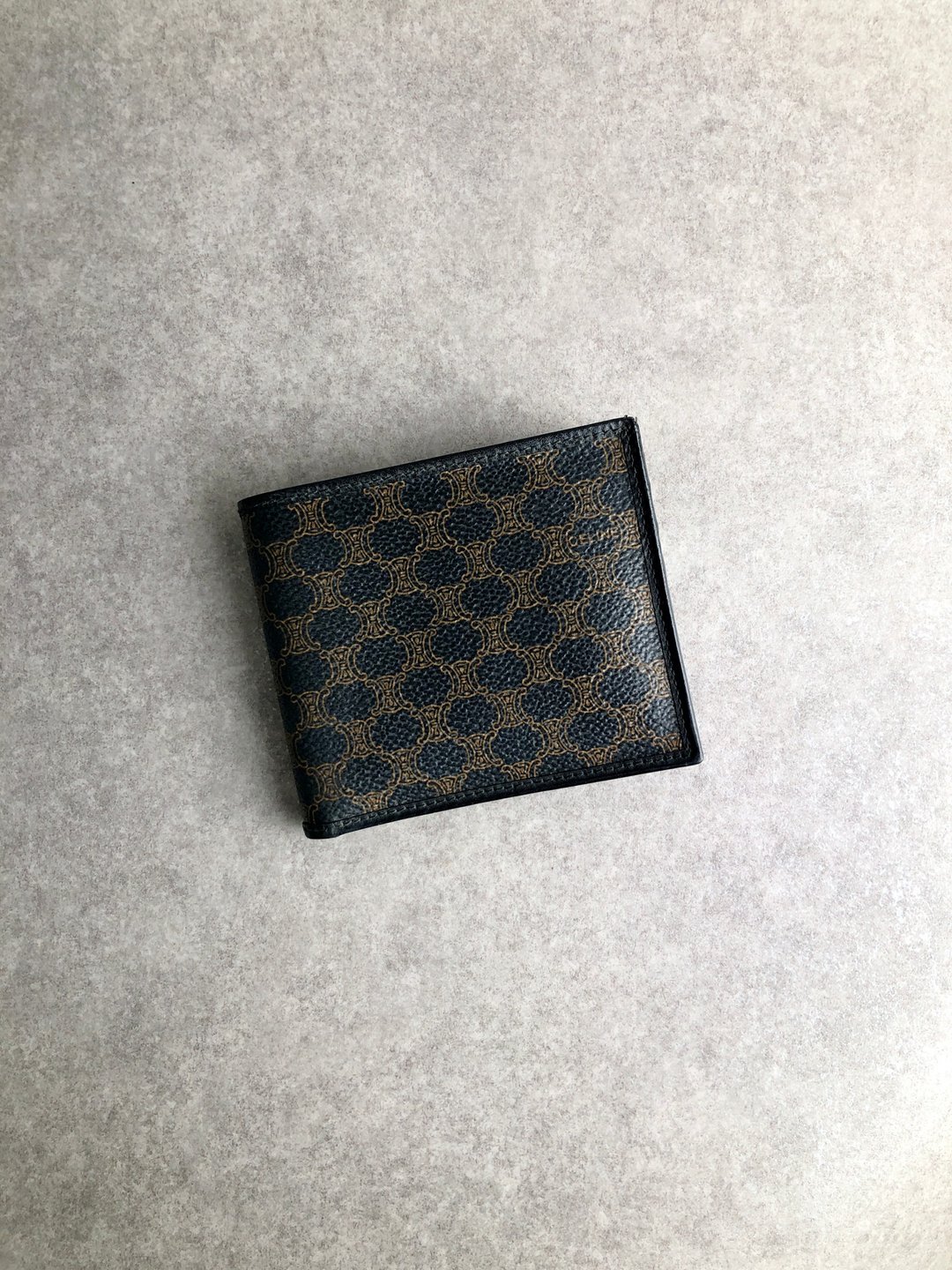 【 日本直送 名牌中古包 】CELINE 赛琳 马车图案 皮夹 黑色 PVC 皮革 双折皮夹 vintage 古董 7k37du - 皮夹/钱包 - 防水材质 黑色