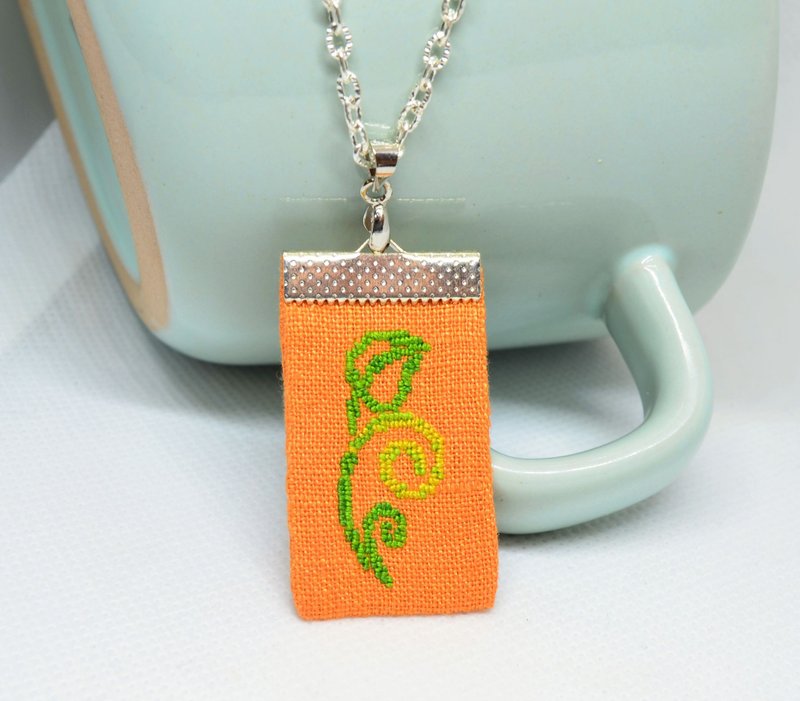 绿叶亚麻吊坠十字绣橙色项链自然波西米亚风女士生日礼物 - 项链 - 亚麻 橘色