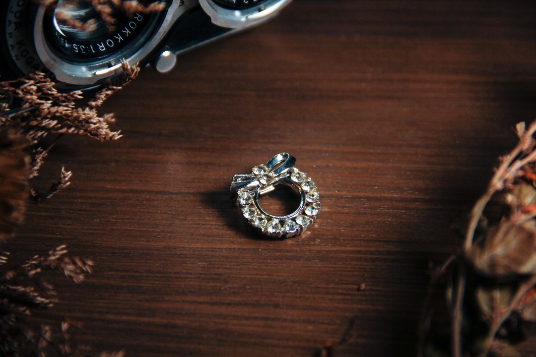 【古董饰品/西洋老件】VINTAGE缎带圈型莱茵石古着胸针 - 胸针 - 其他金属 银色