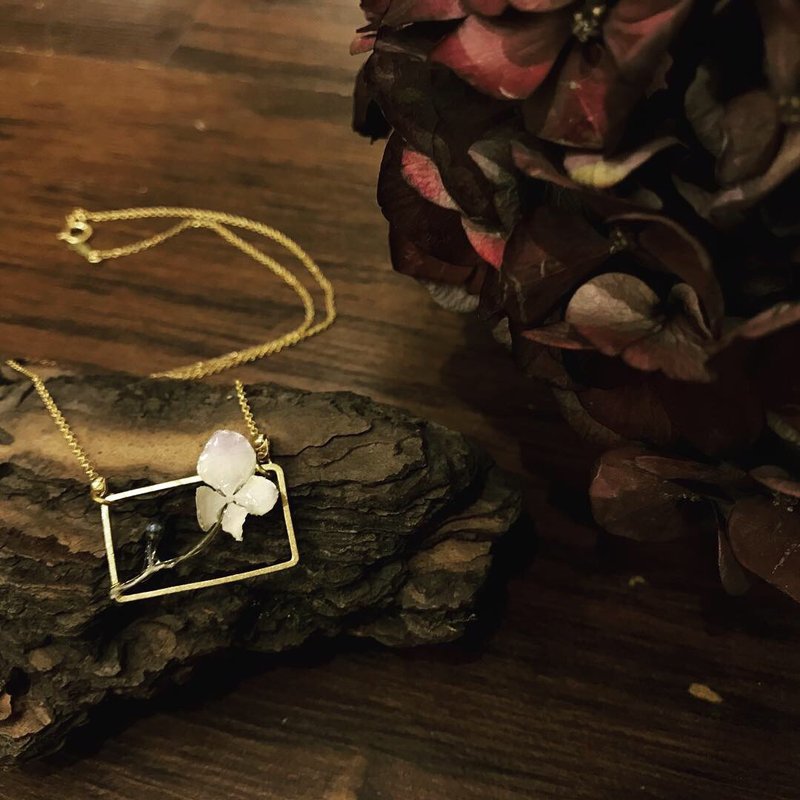 绣球黄铜几何项链。. *长方型 - 颈链 - 植物．花 金色