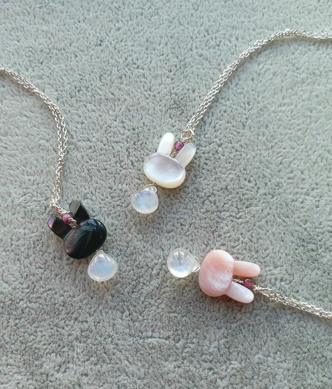 新款可爱贝母小兔， 小石榴石， 6MM蓝光月亮石，925 纯银锁骨链 Lapin shape mother pearl， 6mm moonstone, small garnet 925 silver necklace - 锁骨链 - 宝石 蓝色