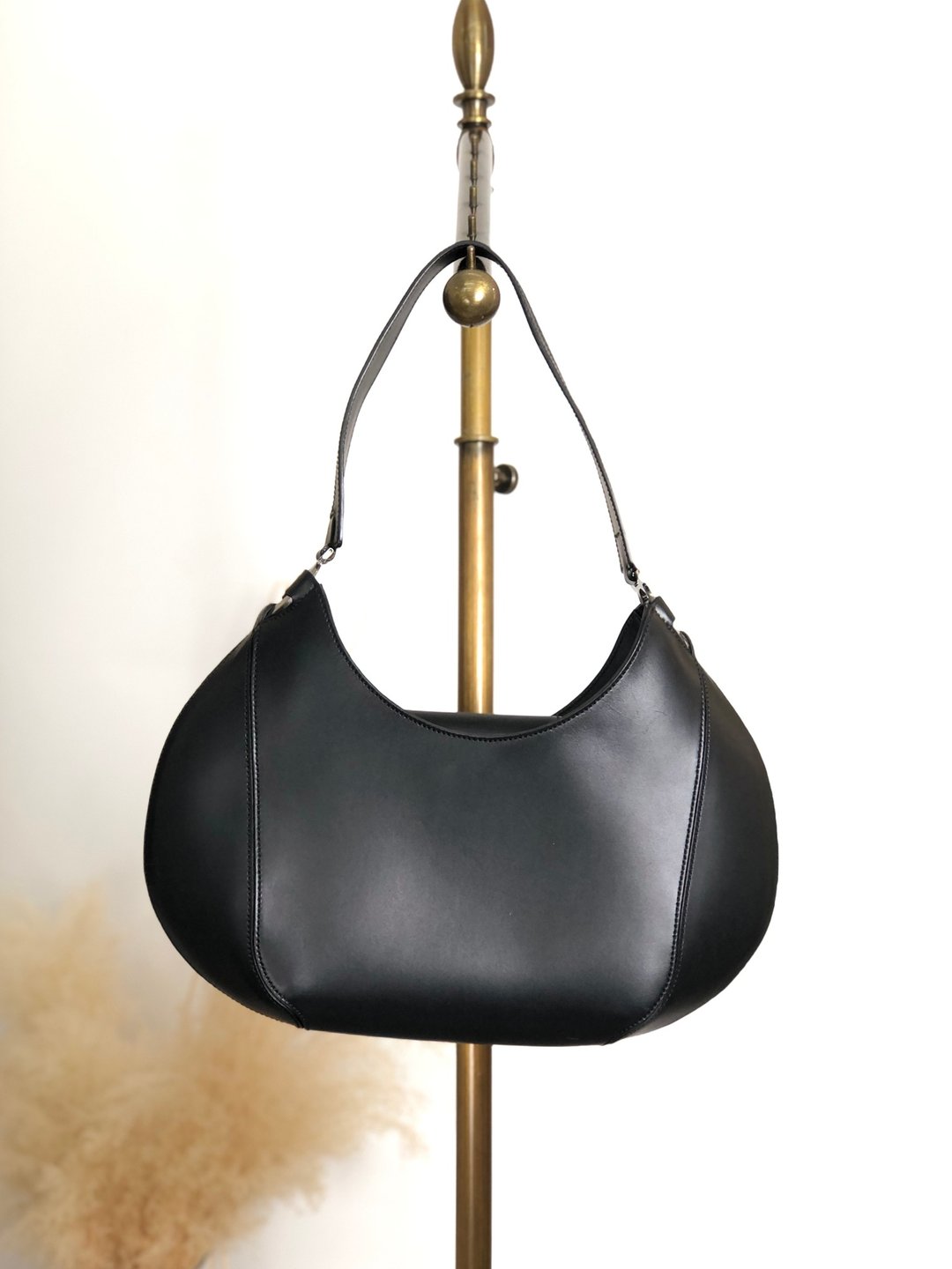 【日本直送 名牌中古包】Salvatore Ferragamo 黑色 Gancini 经典皮革肩背包 c3yye7 - 侧背包/斜挎包 - 真皮 黑色
