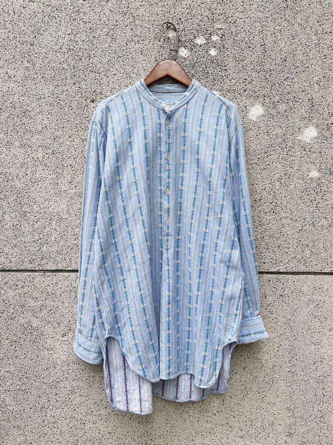 Europe pullover shirt 欧洲半立体刺绣提花图腾工作衬衫洋装 - 女装衬衫 - 棉 多色