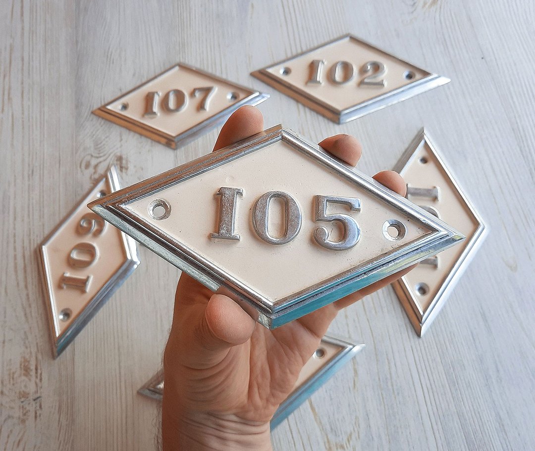 Beige rhomb door number sign 105 - solid aluminum piece address plaque vintage - 门帘/门牌 - 铝合金 