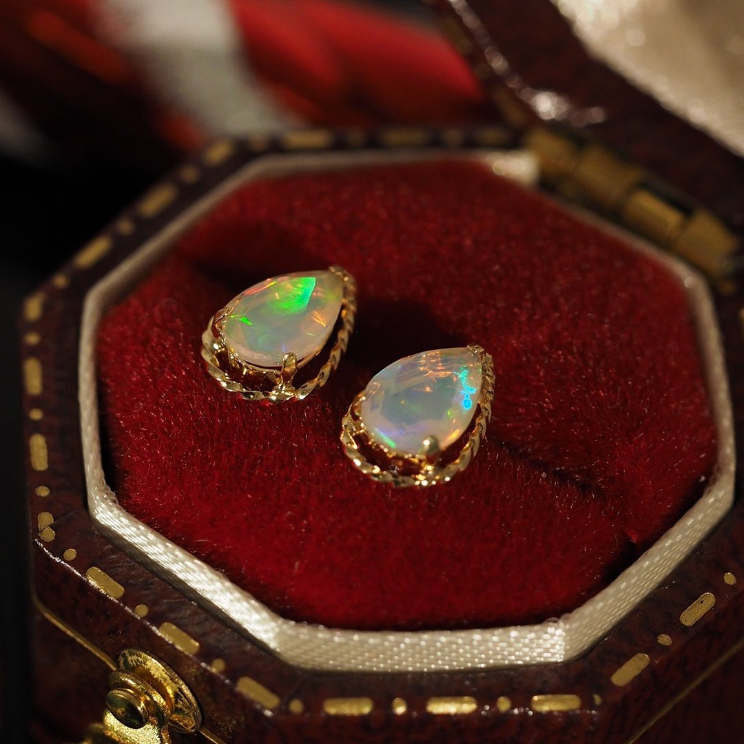 18K金蛋白石和 Akoyal 珍珠耳环 18K Gold The Opal Pear and Ako - 耳环/耳夹 - 贵金属 