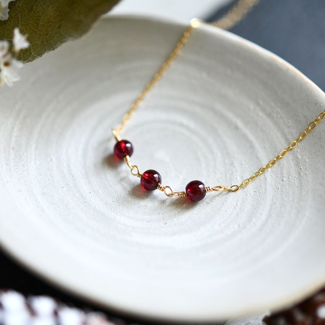 garnet necklace Symbol of fruit Love fulfillment Fortune UP! Garnet necklace Round type January birthstone Also for stacking separately - 项链 - 宝石 红色