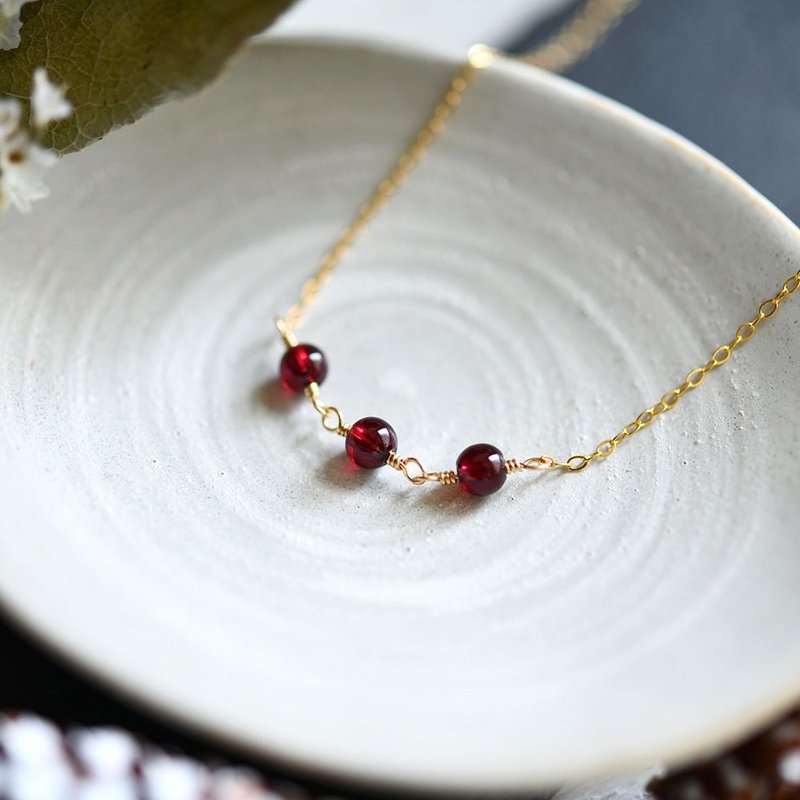 garnet necklace Symbol of fruit Love fulfillment Fortune UP! Garnet necklace Round type January birthstone Also for stacking separately - 项链 - 宝石 红色