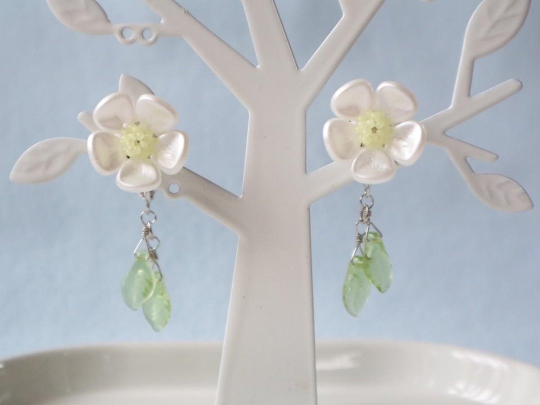 Candy Flower Clip-On White Flower Leaf White Delicate Cute Cute Elegant Gorgeous Plum Spring Back Catch Style Czech Glass Czech Beads - 耳环/耳夹 - 玻璃 白色