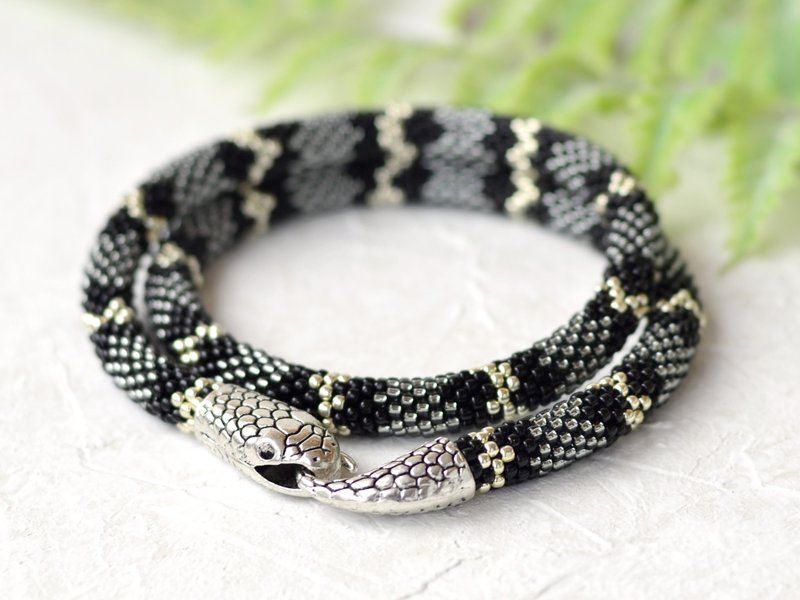 Gray snake choker necklace, Mans necklace, Snake necklace for woman, Beaded neck - 颈链 - 玻璃 灰色