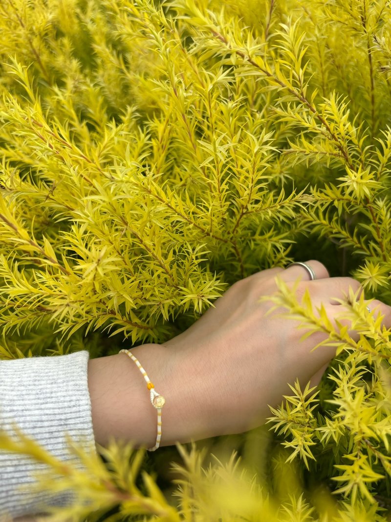 日系杂志风 精致轻盈磨砂白拼复古黄限量工艺透明黄扣子极细手链 - 手链/手环 - 玻璃 