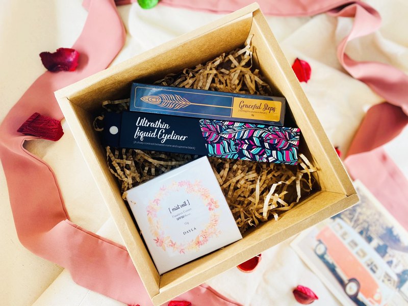 【母亲节礼盒】快速出货-精灵美肌气垫粉饼+轻灵雀羽睫毛膏+眼线 - 粉饼/散粉 - 塑料 粉红色