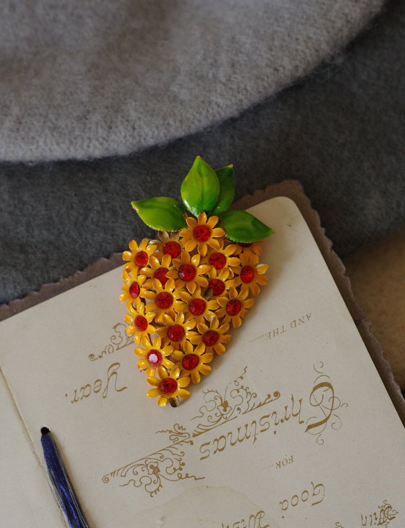 -古董可爱珐琅花红萝波别针胸针 B1275 - 胸针 - 其他金属 金色