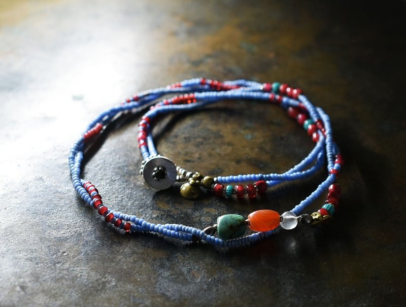 复古藏传绿松石与掸族玛瑙、古老水晶、古董泽尼蓝种子珠、鎏金红白色心形琉璃珠的双链项链 - 项链 - 玻璃 蓝色