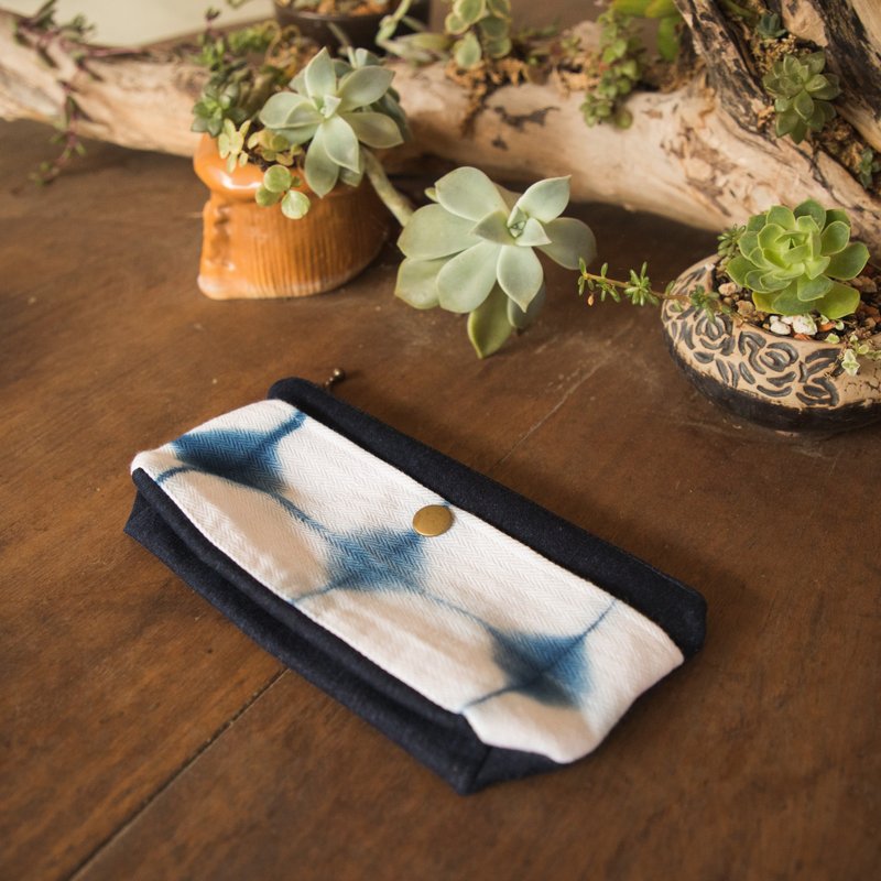夹染圆点。铅笔盒/化妆包/手机袋。天然蓝染 - 化妆包/杂物包 - 棉．麻 蓝色