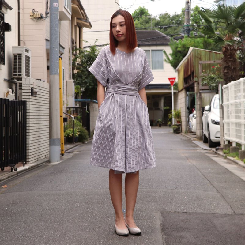 女装浅灰白条子束腰连衣裙 - 洋装/连衣裙 - 其他材质 灰色