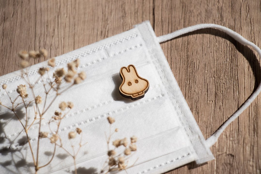 【Pinkoi x miffy】鬼鬼 miffy 香氛口罩扣 / 磁吸别针 - 胸针 - 木头 咖啡色