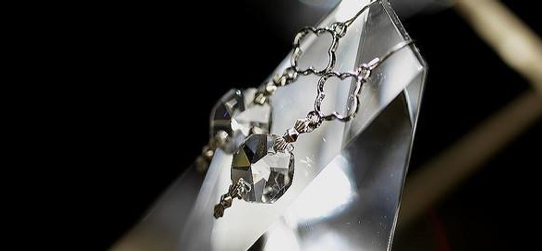 Suncatcher earrings (with open clover charm) - 耳环/耳夹 - 玻璃 透明