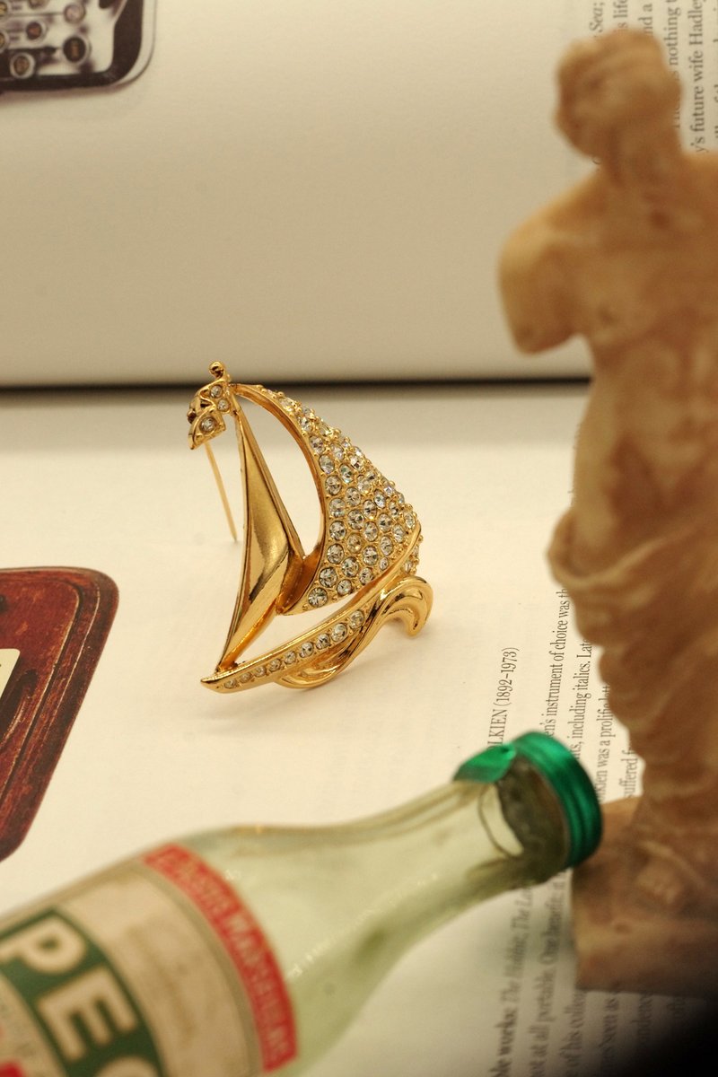 Vintage 古董金色莱茵石邮轮帆船度假别针 胸针 B267 - 胸针 - 其他金属 金色