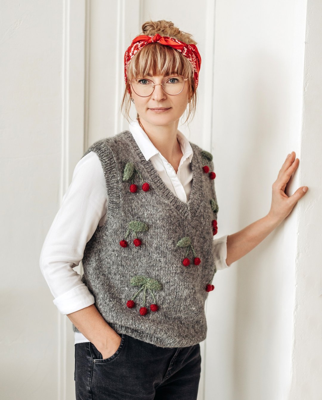 Handmade knitted Women's vest with embroidered cherries. Sleeveless sweater - 女装背心 - 羊毛 