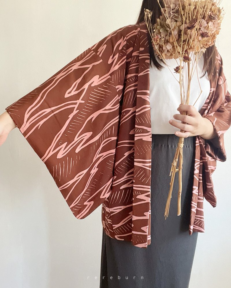 日本制和风印花薄款咖啡红古着羽织和服外套 - 女装休闲/机能外套 - 聚酯纤维 咖啡色