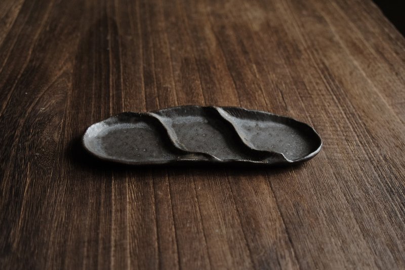 古矿区・黑雾・波的干涉・长皿 - 盘子/餐盘/盘架 - 陶 黑色