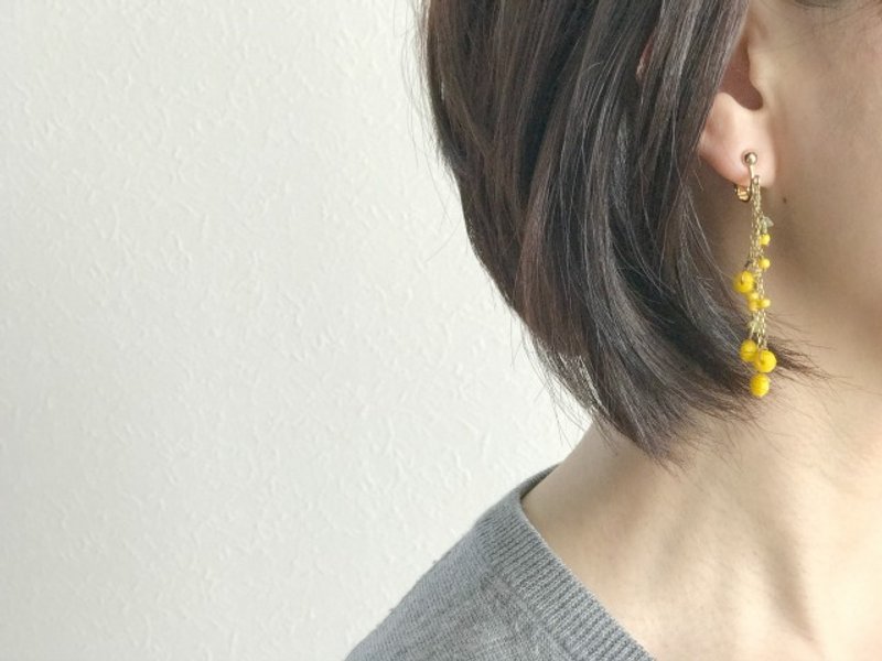 Mimosa　Earrings - 耳环/耳夹 - 玻璃 黄色