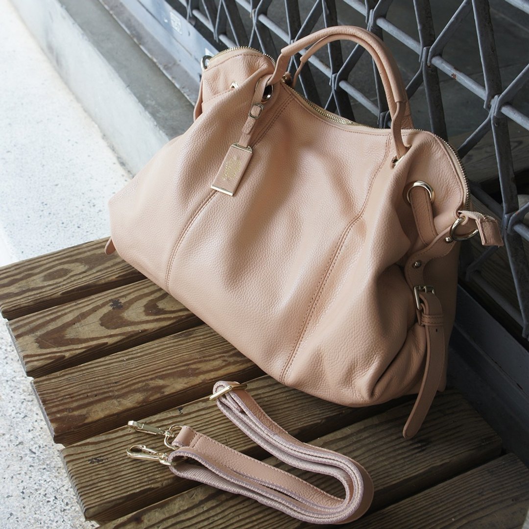 La Poche Secrete :都会女孩的微笑包_灰调雾粉_手提肩背牛皮包 - 侧背包/斜挎包 - 真皮 粉红色