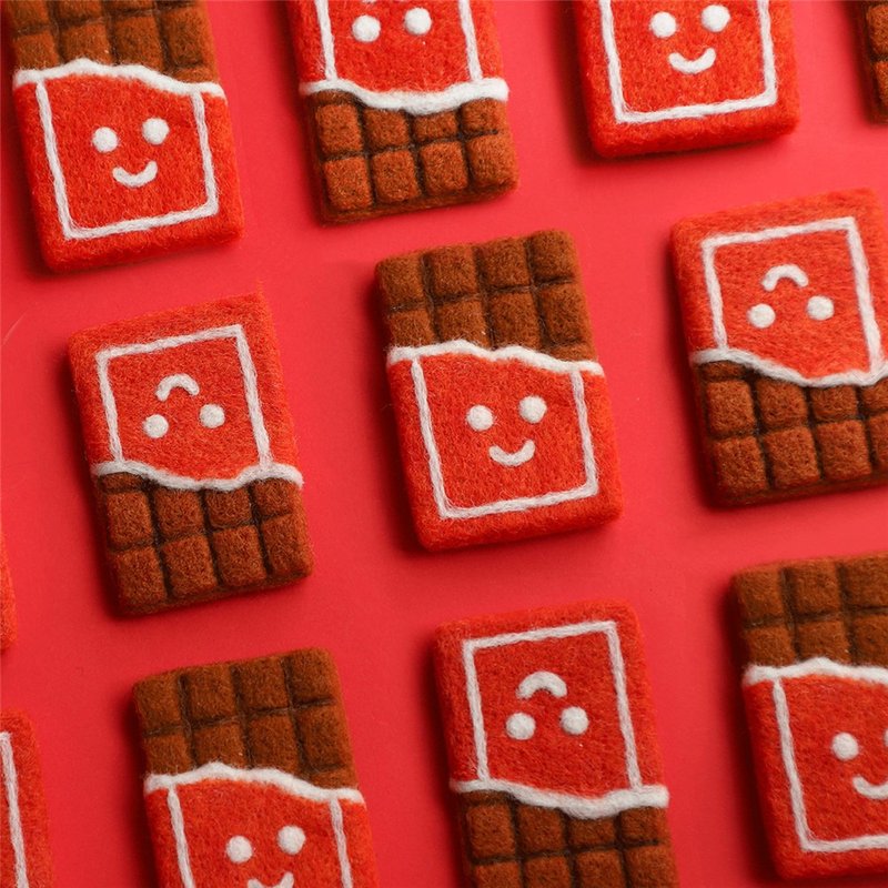 羊毛氈手作 甜系列 吃貨黑巧 巧克力 手工胸針/別針/髮夾/磁鐵 - 胸针 - 羊毛 咖啡色