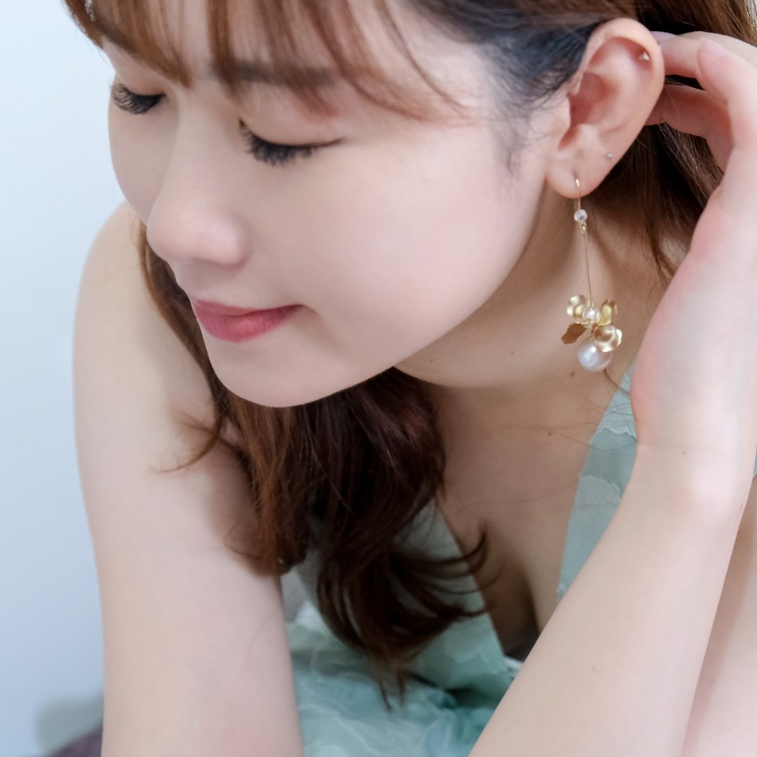 Fifna | 哑金色立体花瓣 Swarovski 珍珠垂坠耳环 新娘耳环 婚礼 - 耳环/耳夹 - 其他金属 金色