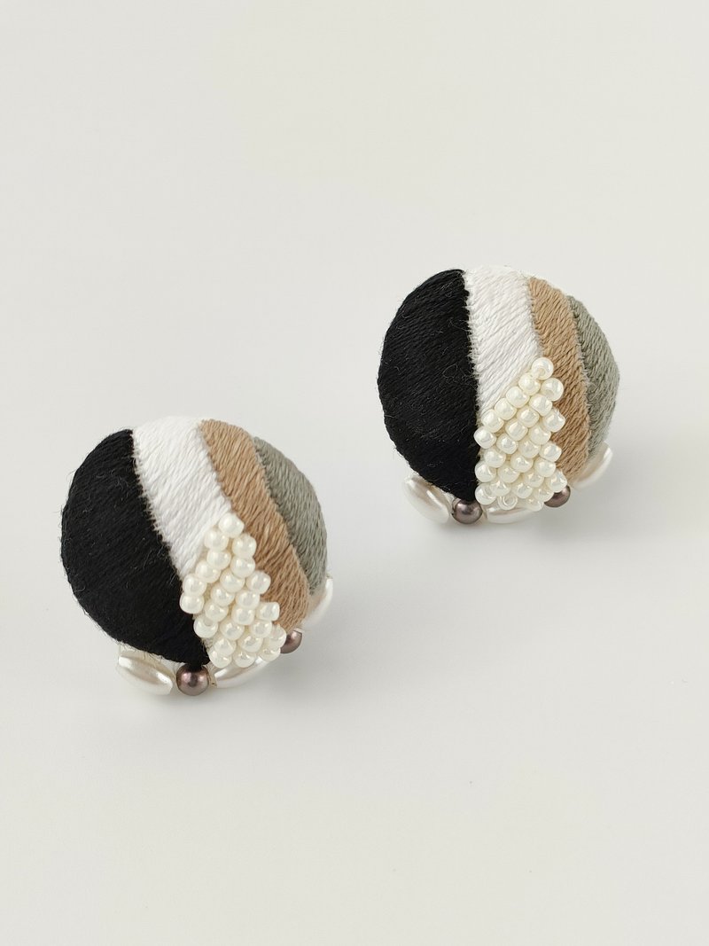 单色刺绣耳环 - 耳环/耳夹 - 棉．麻 黑色