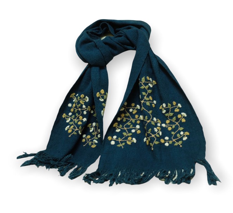 Handwoven shawl with floral embroidery - 其他 - 棉 蓝色