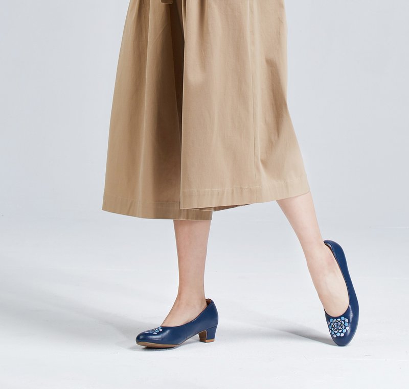 刺绣手工真皮低跟鞋- 锦簇花语/深海蓝 - 其他女款皮鞋 - 真皮 蓝色