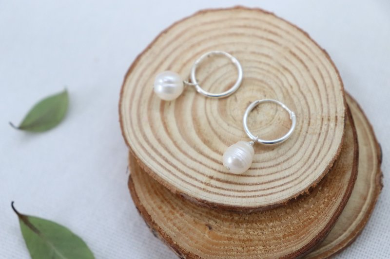 925 纯银・精巧淡水珍珠垂坠手工圈圈耳环 - 耳环/耳夹 - 纯银 银色