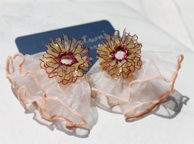 一花.异世界-裙摆摇摇 - 耳环/耳夹 - 树脂 粉红色