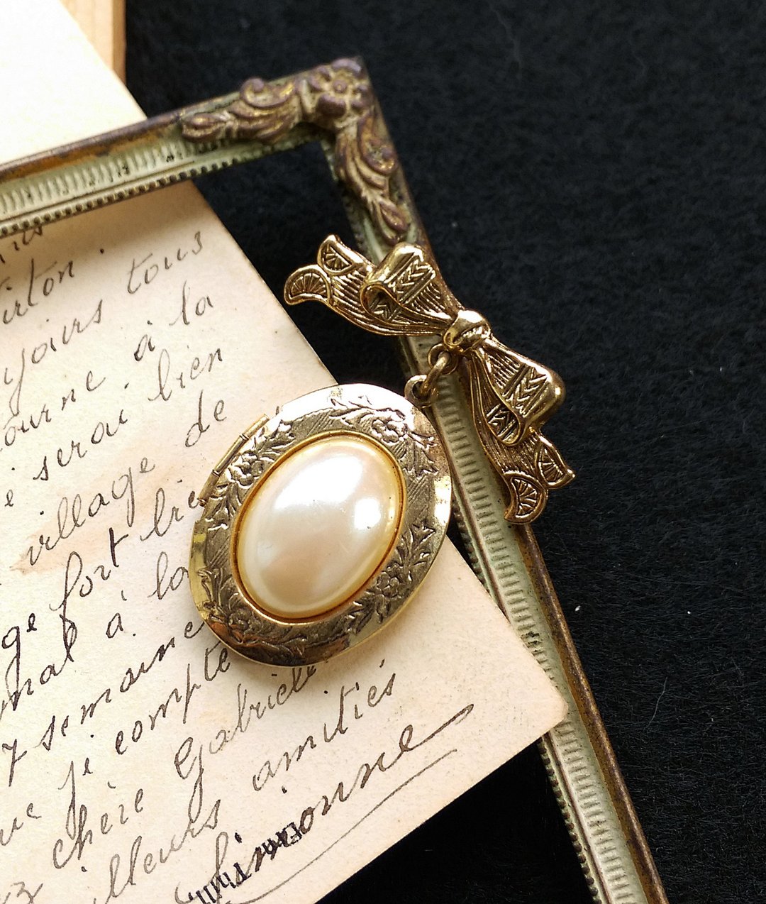【美国西洋古董饰品】1928 优雅 蝴蝶结 locket 仿珠 别针  胸针 - 徽章/别针 - 其他材质 金色