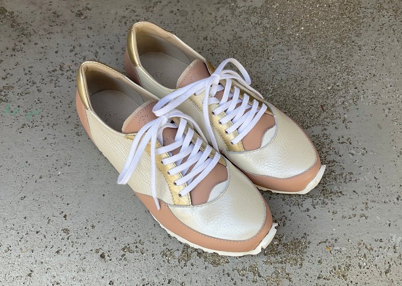 【如樱花般的美丽】珍珠/粉色宽楦手工制作，柔软舒适的穿着感。 - 女款休闲鞋 - 真皮 白色