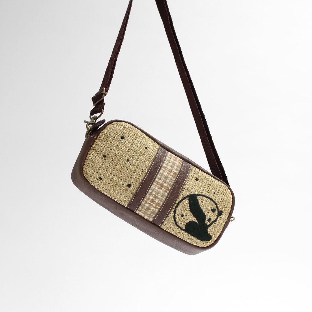 Downward panda embroidery, shoulder pouch, long - 侧背包/斜挎包 - 真皮 卡其色