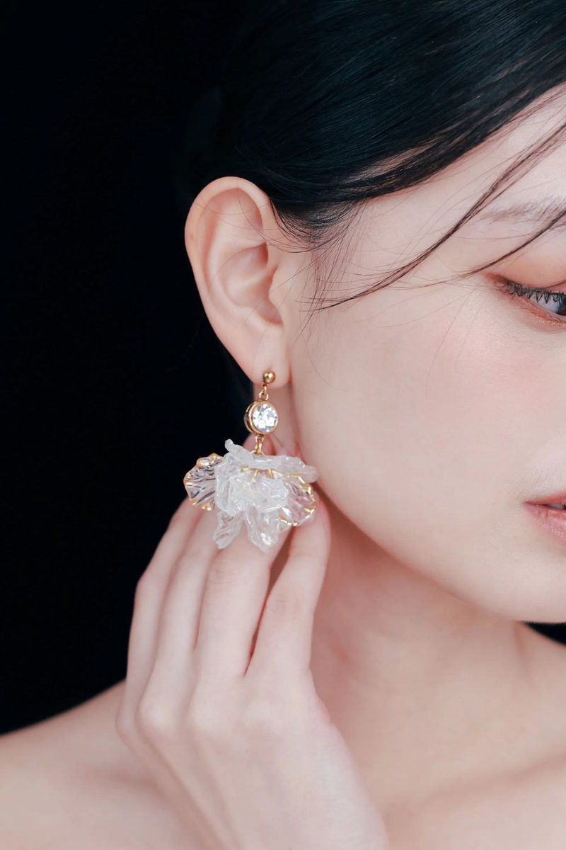 COR-DATE / 白色花语 / 摇曳花球耳环 - 耳环/耳夹 - 其他材质 